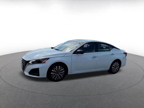 Used 2025 Nissan Altima 2.5 SV FWD image 8