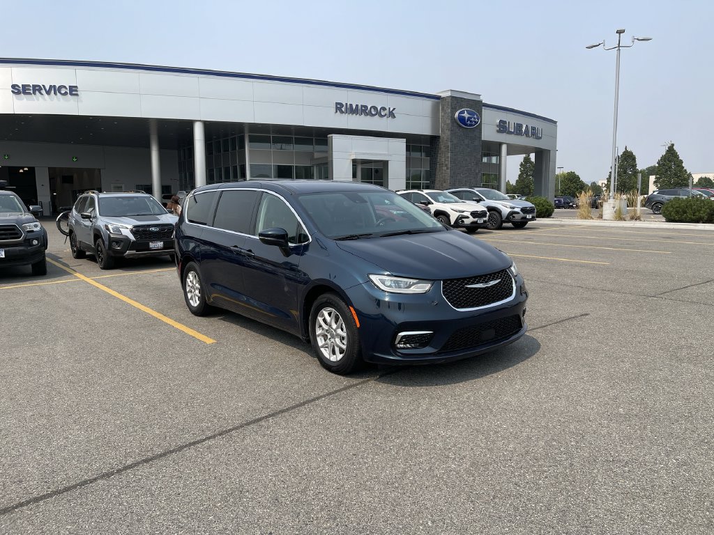 Used 2023 Chrysler Pacifica Touring-L FWD image 11