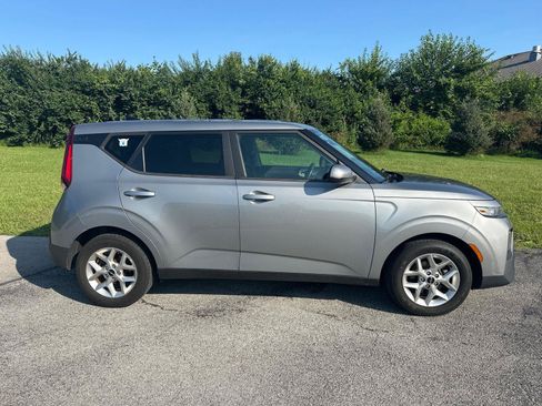 Used 2022 Kia Soul LX w/ Technology Package FWD image 3