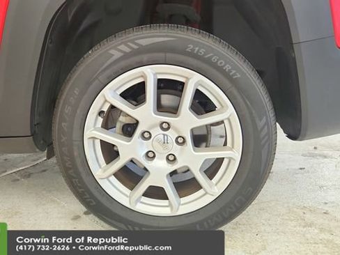 Used 2019 Jeep Renegade Latitude AWD/4WD image 23