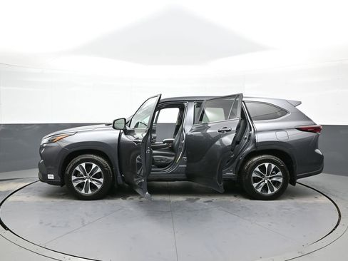 Used 2025 Toyota Highlander XLE AWD/4WD image 45