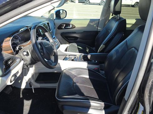 Used 2023 Chrysler Pacifica Limited image 4