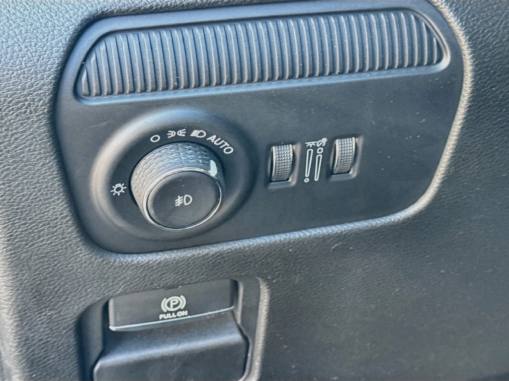 Used 2025 Jeep Wagoneer L Series II w/ 8-pass Seating Package AWD/4WD image 10