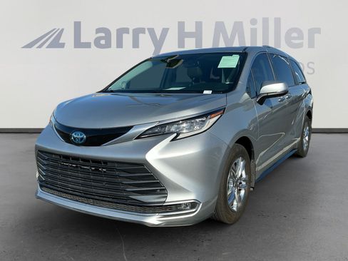 Used 2023 Toyota Sienna Limited image 1