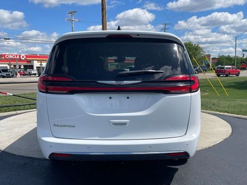 Used 2023 Chrysler Pacifica Touring-L FWD image 6