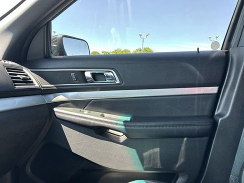 Used 2017 Ford Explorer XLT w/ Equipment Group 202A AWD/4WD image 41