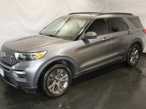 Used 2021 Ford Explorer XLT w/ Equipment Group 202A image 2