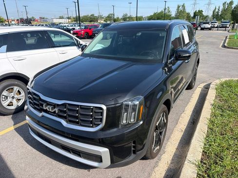 Used 2025 Kia Telluride S FWD image 3