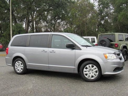 Used 2018 Dodge Grand Caravan SE w/ UConnect Hands-Free Group image 2