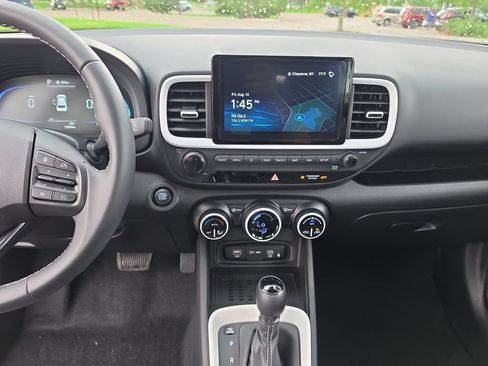 Used 2024 Hyundai Venue Limited FWD image 18