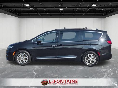 Used 2023 Chrysler Pacifica Limited FWD image 2