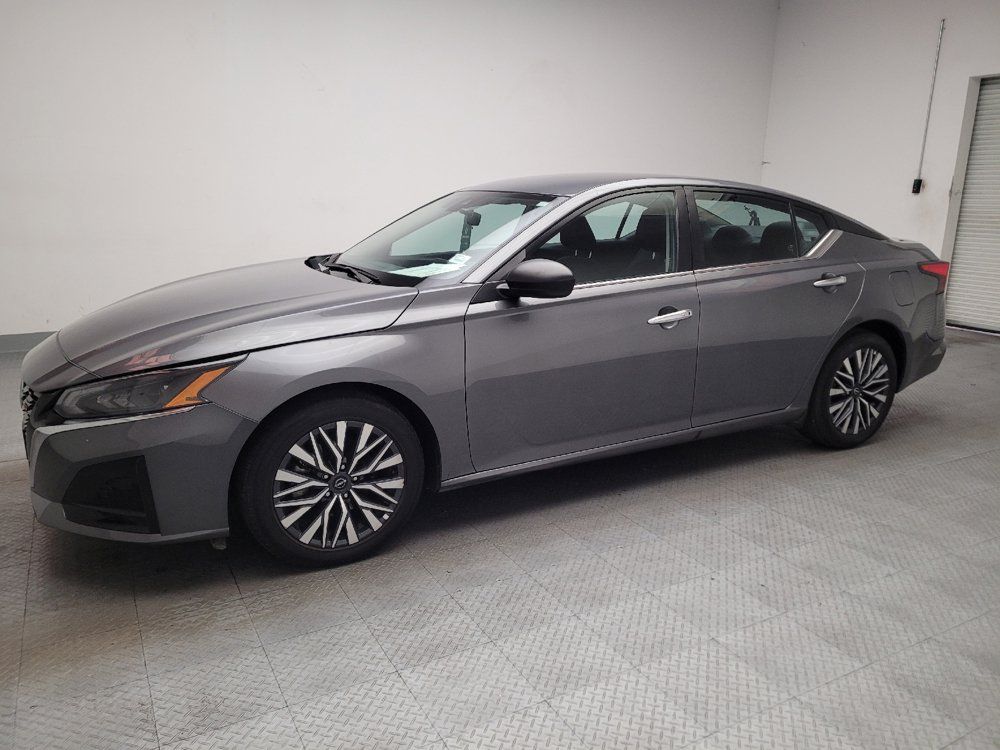 Used 2025 Nissan Altima 2.5 SV FWD image 2