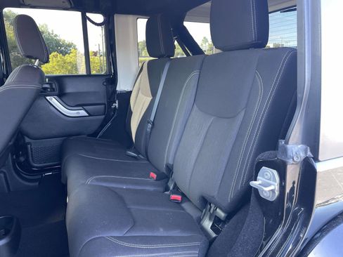 Used 2017 Jeep Wrangler Unlimited Sahara w/ Connectivity Group AWD/4WD image 26