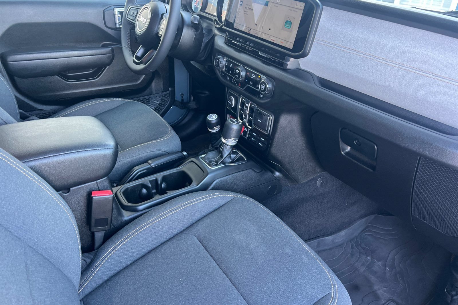 Used 2025 Jeep Wrangler Unlimited Sport AWD/4WD image 17