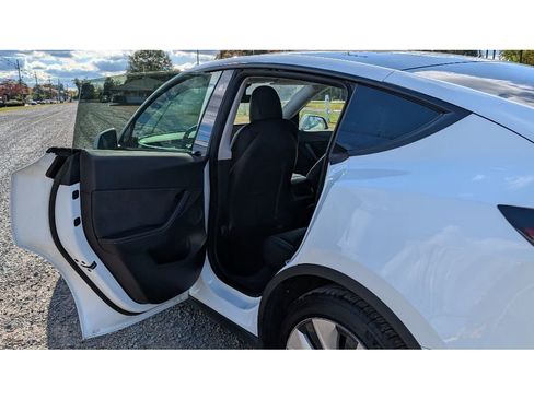 Used 2021 Tesla Model Y 2WD image 9