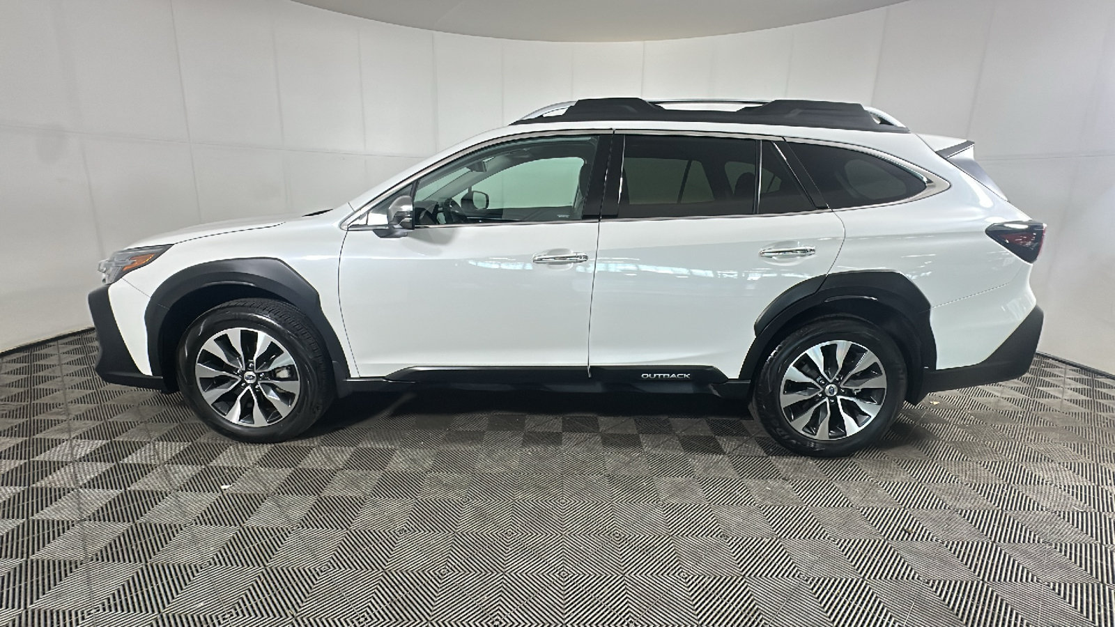 Used 2024 Subaru Outback Touring w/ Popular Package #2 AWD/4WD image 7