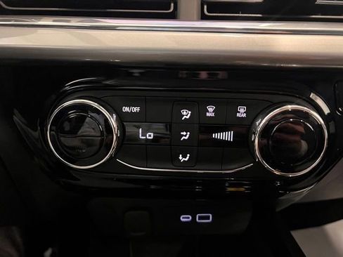 Used 2025 Chevrolet Trax LT FWD image 22