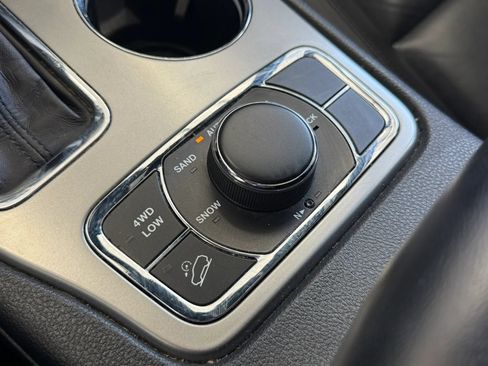 Used 2020 Jeep Grand Cherokee Limited AWD/4WD image 20