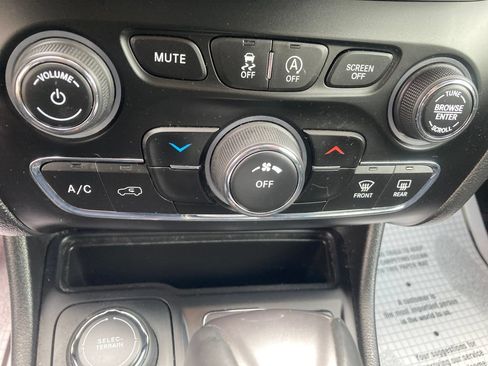 Used 2019 Jeep Cherokee Latitude Plus w/ Cold Weather Group AWD/4WD image 27