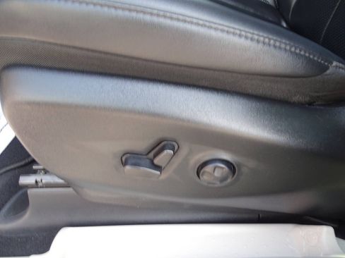Used 2024 Chrysler Pacifica Touring-L FWD image 12