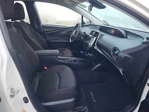 Used 2022 Toyota Prius LE FWD image 5