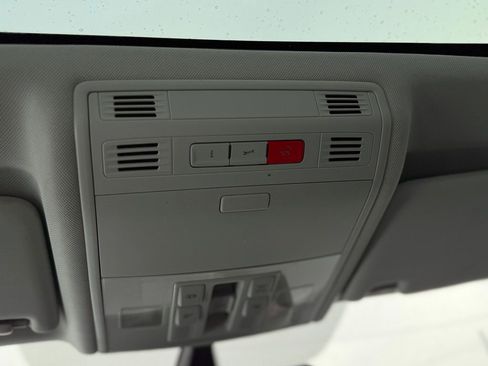 Used 2017 Volkswagen Golf Wolfsburg Edition image 19