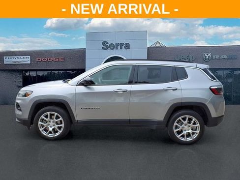 Used 2024 Jeep Compass Latitude AWD/4WD image 4