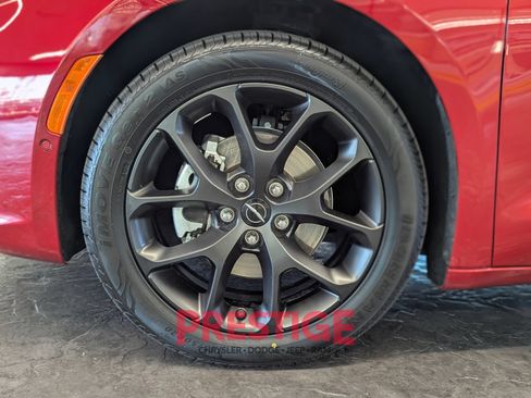 Used 2024 Chrysler Pacifica Limited w/ S Appearance Package FWD image 15