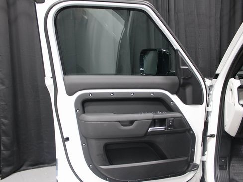 Used 2025 Land Rover Defender 110 S image 21