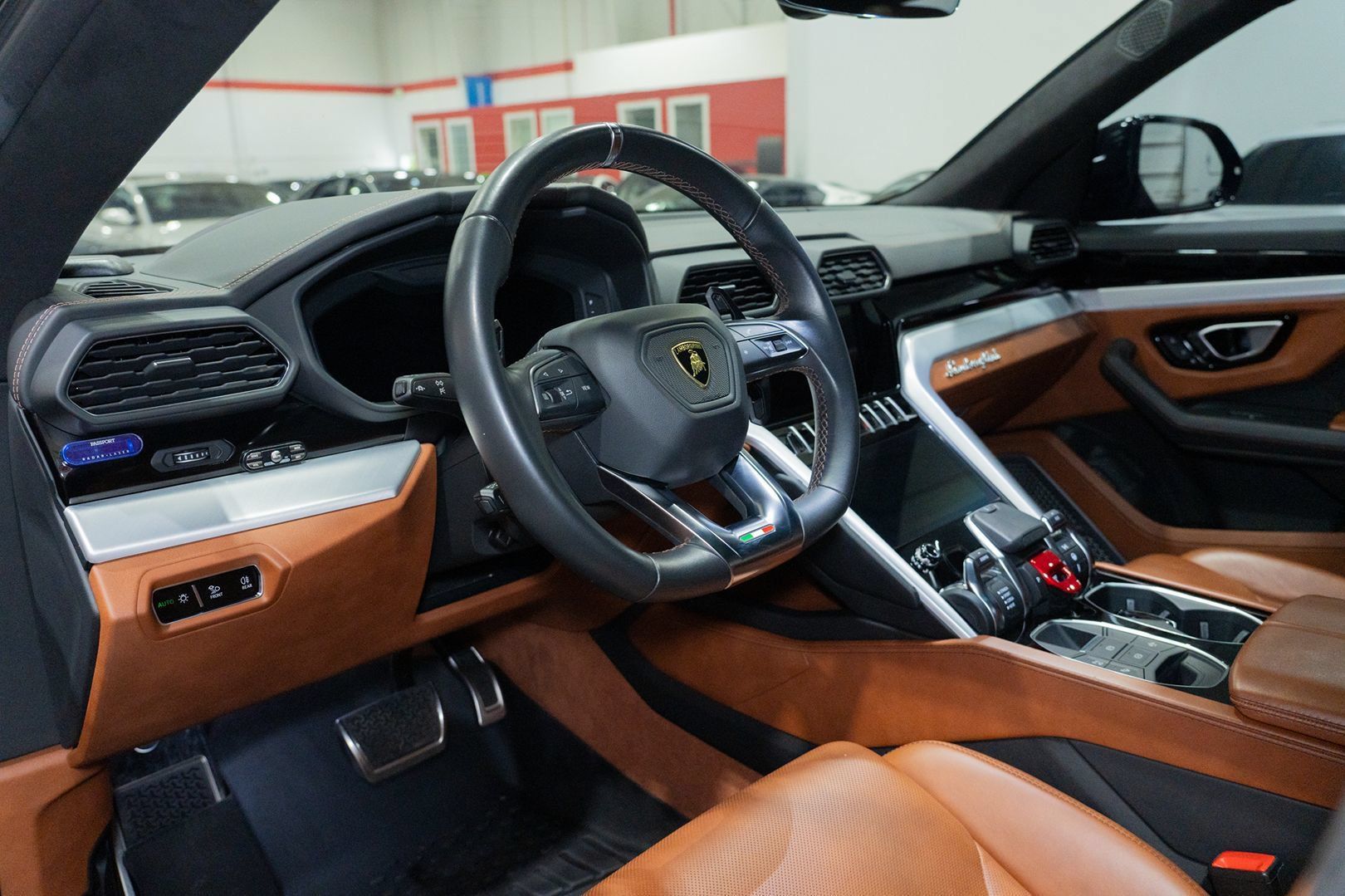 Used 2021 Lamborghini Urus AWD/4WD image 34