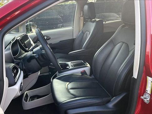 Used 2024 Chrysler Pacifica Touring-L image 21