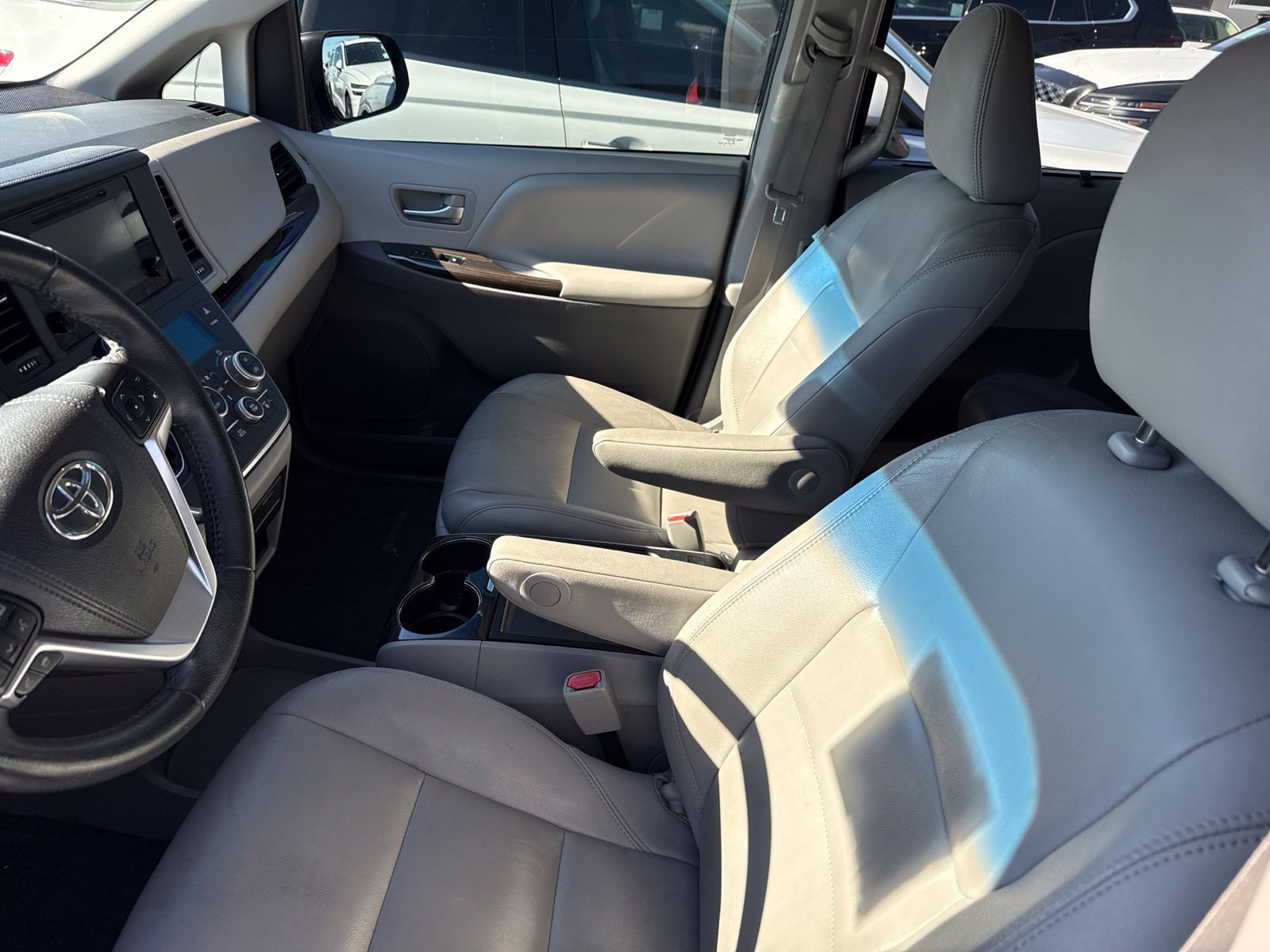 Used 2015 Toyota Sienna XLE w/ XLE Navigation Package FWD image 5