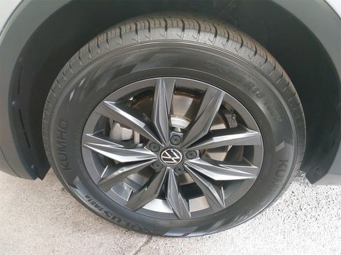 Used 2022 Volkswagen Tiguan SE image 42