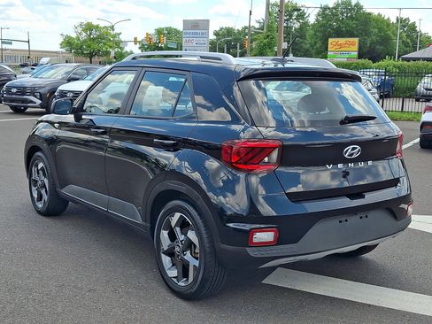 Certified 2023 Hyundai Venue SEL FWD image 4
