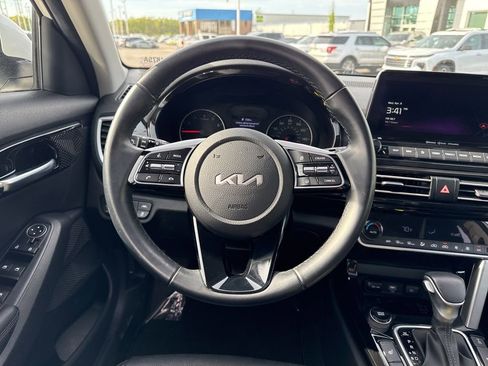 Used 2023 Kia Seltos EX image 16