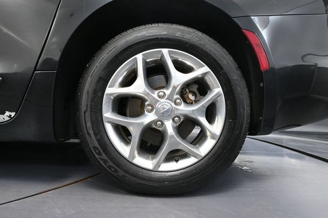 Used 2018 Chrysler Pacifica Limited FWD image 9