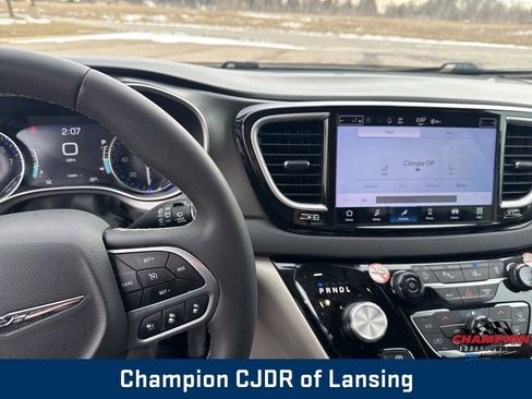 Used 2024 Chrysler Pacifica Touring-L image 26