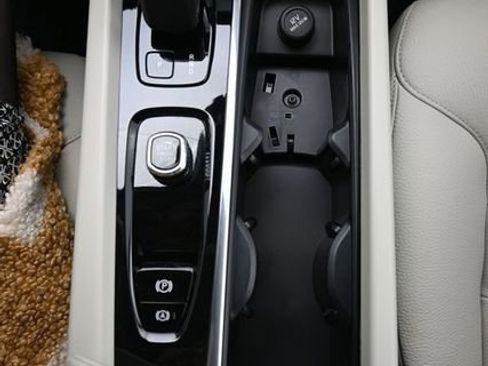 Used 2023 Volvo XC60 B5 Plus w/ Protection Package Premier image 11