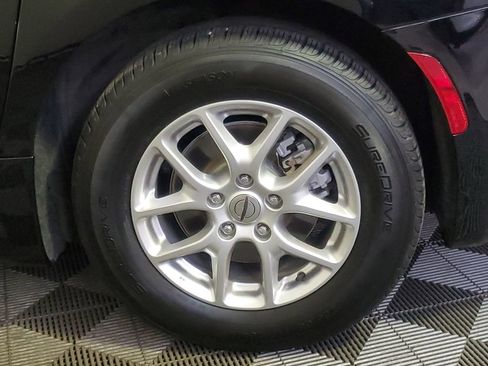 Used 2024 Chrysler Pacifica Touring-L FWD image 5