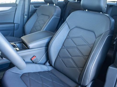 Used 2024 Volkswagen Atlas Cross Sport SE image 12