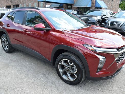Used 2024 Chevrolet Trax LT w/ Sunroof Package FWD image 5