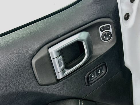 Used 2018 Jeep Wrangler Unlimited Sahara AWD/4WD image 15