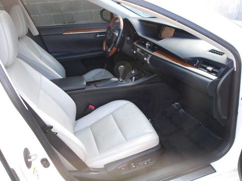 Used 2013 Lexus ES 300h w/ Luxury Pkg image 28