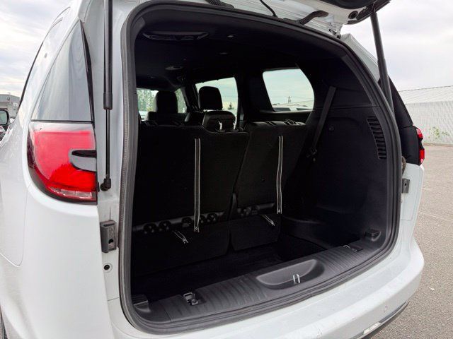 Used 2025 Chrysler Pacifica Select FWD image 13