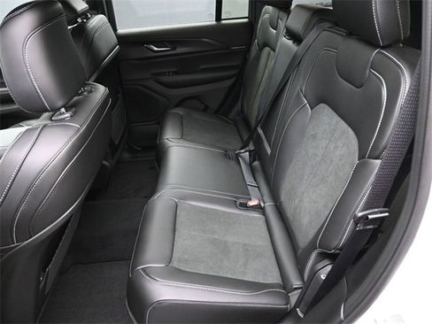 New 2025 Jeep Grand Cherokee Laredo image 18