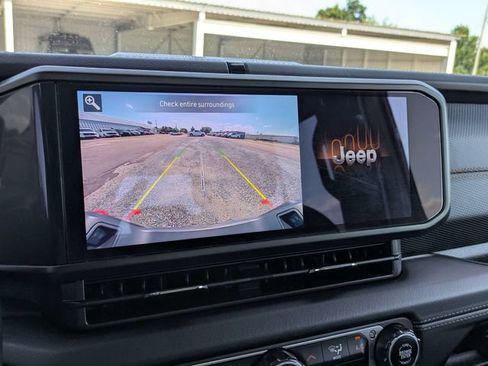 Used 2024 Jeep Gladiator Mojave AWD/4WD image 20