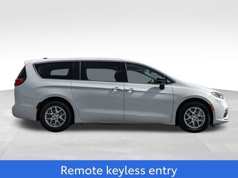 Used 2024 Chrysler Pacifica Touring-L FWD image 8