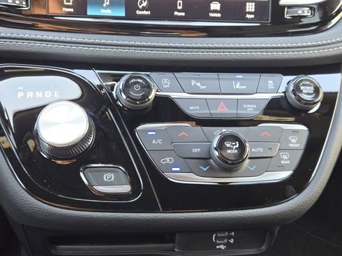 New 2026 Chrysler Pacifica Select image 16