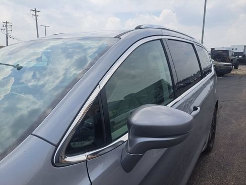 Used 2021 Chrysler Pacifica Touring-L FWD image 37