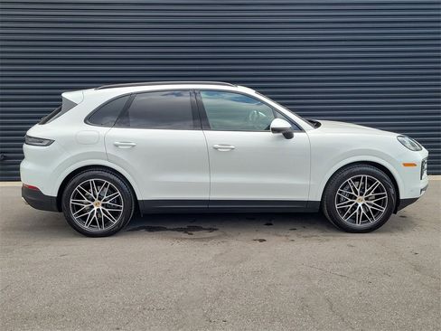 Used 2025 Porsche Cayenne Base image 8